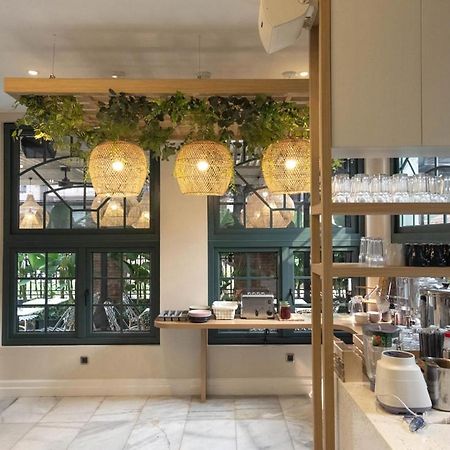 Casa Living Senopati Hotel Jakarta Exterior photo