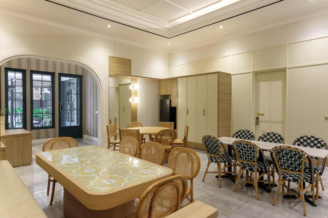 Casa Living Senopati Hotel Jakarta Exterior photo