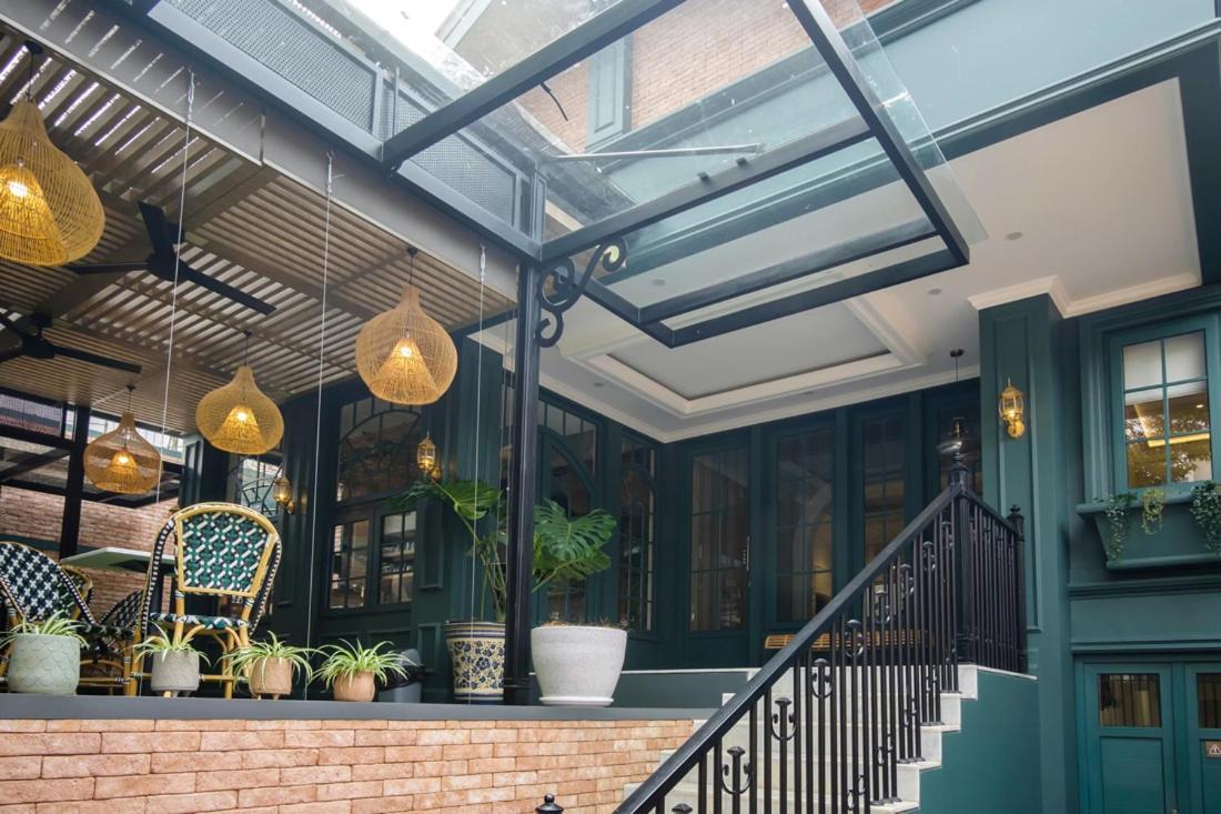 Casa Living Senopati Hotel Jakarta Exterior photo